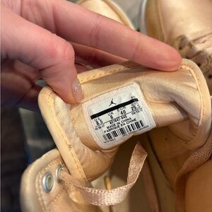 Jordan 1 (Ice Peach)
Size 7y/ 8.5 women’s 
Great condition